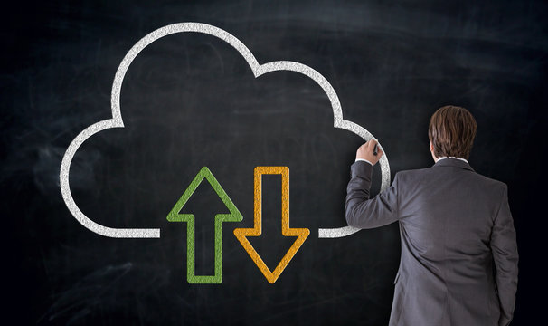 Businessman schreibt malt Cloud Icon auf Tafel Konzept