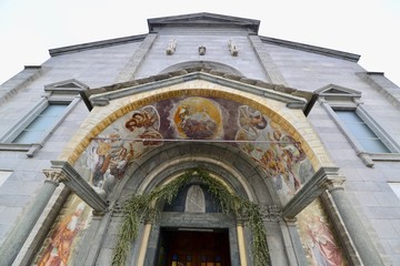 イタリアとスイスのチェントヴァッリ鉄道と教会