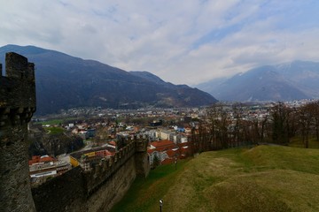 イタリアとスイスのチェントヴァッリ鉄道と教会