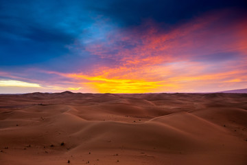 Fototapeta na wymiar dramatic sunset in desert