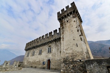 イタリアとスイスのチェントヴァッリ鉄道と教会