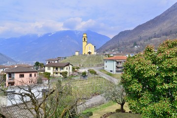 Fototapeta na wymiar イタリアとスイスのチェントヴァッリ鉄道と教会