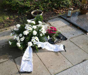 Kranz mit weißen Blumen und Schleife
 Spruch als letzten Gruß 