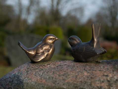 Zwei Spatzen auf dem Grabstein 