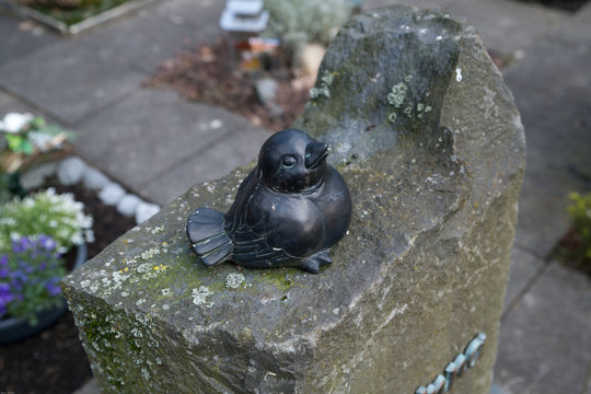 Vogel auf dem Grabstein 