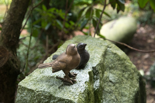 Zwei Spatzen auf dem Grabstein 