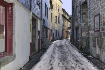 Rue enneigée à Besse-et-Saint-Anastaise (63610), département du Puy de Dôme en région Auvergne-Rhône-Alpes, France	