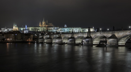 Die Brücken von Prag über die Moldau unter den Lichtern der Stadt. Prag in der Tschechischen...