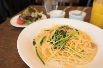 Cream sauce spaghetti with salmon and spinach for lunch.