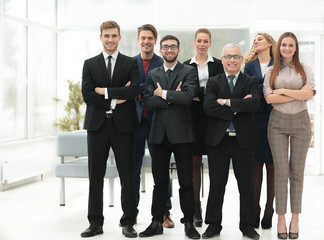 Obraz premium senior businessman and his confident business team