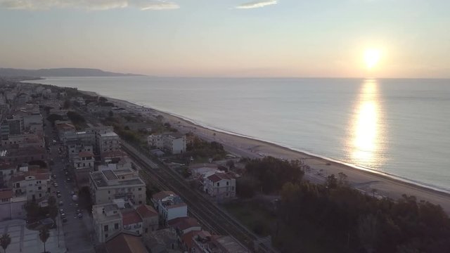 Citt&agrave; all'alba in Calabria. Vista aerea