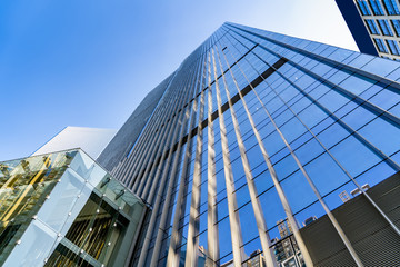 Fototapeta na wymiar Skyscraper building glass in city center