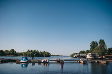 Obraz premium Couple on the dock in summer