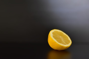Citron sur fond noir