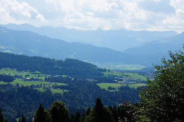 Landschaft in Österreich nahe der deutschen Grenze gesehen von Sulzberg aus
.