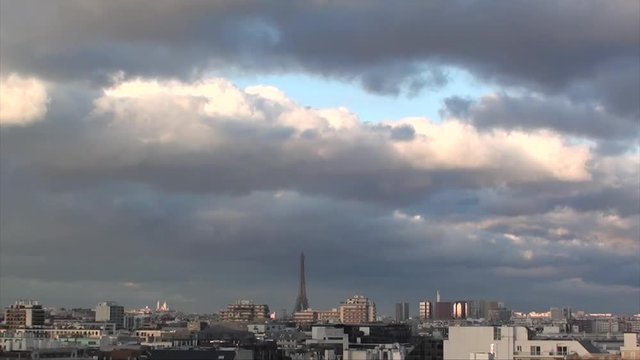 Paris vue a&eacute;rienne ciel sombre