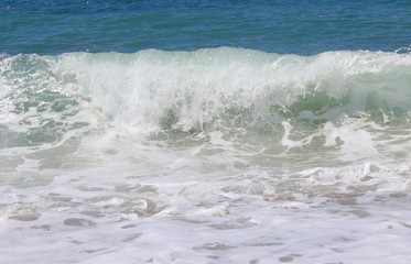 Волна с пеной на пляже