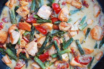 Lachspfanne mit grünem Spargel