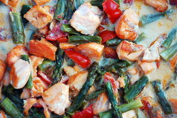 Lachs mit grünem Spargel und Kirschtomaten