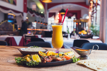 Indisches Tandoori Essen mit Mango Lassi, Basmati Reis und Naan Brot