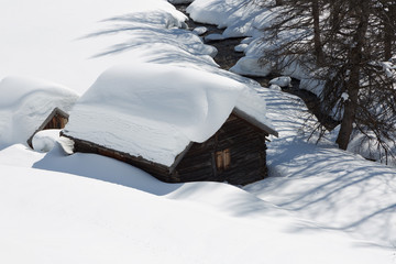 Montagnes et chalets sous la neige - Nevache - 
 Hautes-Alpes