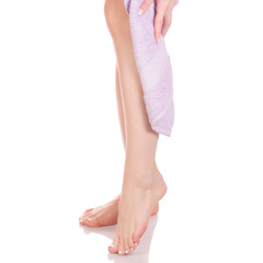 Obraz na płótnie Canvas Female feet heel lilac bath towel beauty spa
