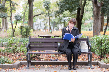 Fototapeta premium OLポートレート・屋外