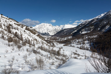 Montagnes et chalets sous la neige - Nevache - 
 Hautes-Alpes