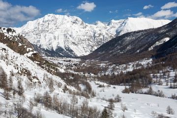 Fototapeta na wymiar Montagnes et chalets sous la neige - Nevache - Hautes-Alpes