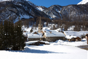 Montagnes et chalets sous la neige - Nevache - 
 Hautes-Alpes