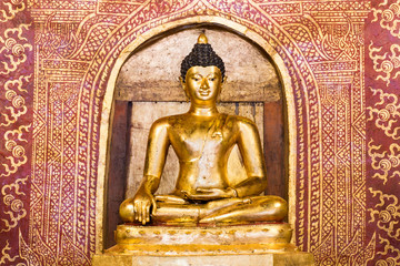 Obraz premium Golden Buddha (Phra Buddha Sihing) is located in Wat Phra Sing Waramahavihan ,Chiang Mai ,Thailand