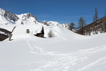 Montagnes et chalets sous la neige - Nevache - 
 Hautes-Alpes