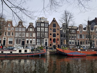 Fototapeta na wymiar Amsterdam canals and buildings