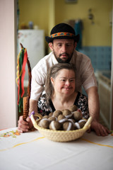 Down syndrome couple. Pâques. 