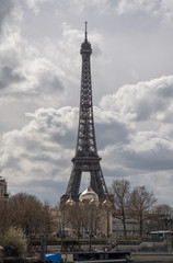 Tour Eiffel avec l'église russe en premier plan