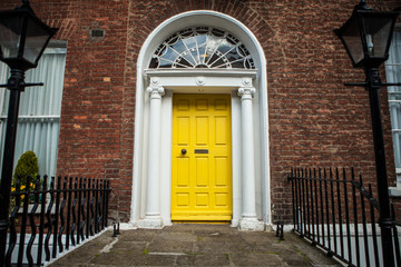 Fototapeta na wymiar Yellow Door in Ireland