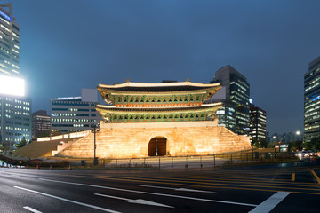 Obraz premium Seoul Namdaemun gate at night in Seoul ,South Korea.