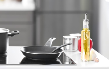 Fototapeta na wymiar Glass bottle of cooking oil on kitchen counter