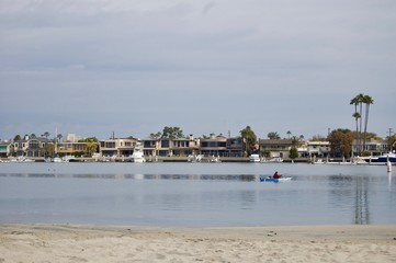 Naklejka premium Scenic harbor marina waterfront in San Diego - California (USA) with sail boats and luxury vacation estates