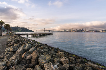 Obraz premium Dilapidated Pier & the San Francisco Skyline
