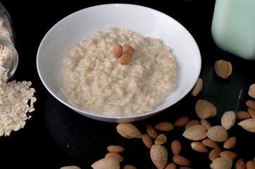 Desayuno saludable, Avena caliente casera con almendras.