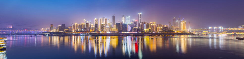 Naklejka premium Nocna scena miejskiego krajobrazu architektonicznego w Chongqing