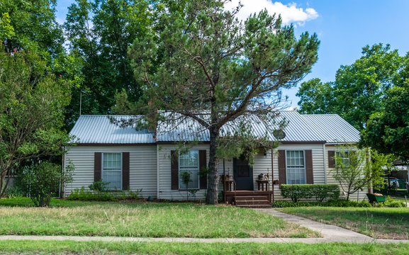 Modern Rural Life In Texas. Ancient Wooden House And Garden