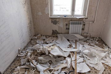Preparation of the room for repair. Cleaning walls from wallpaper