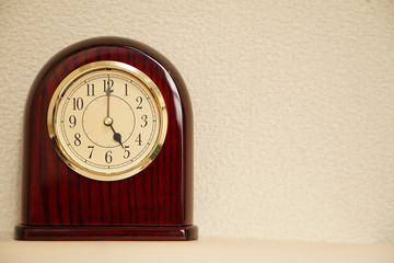 The time for table clock of the room is 5:00