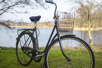 Fototapeta na wymiar Old bike by a lake