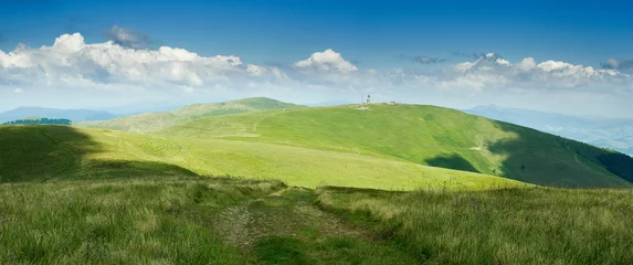Fototapete Hügel auf der grünen Karpatenkette mit blauem Himmel an einem sonnigen Tag, leerer Landschaftshintergrund mit breitem Panorama