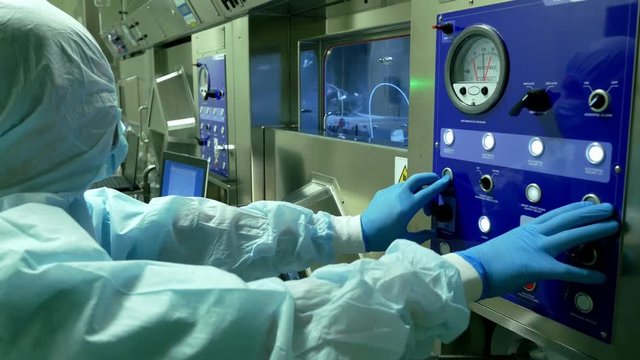 Specialist in radiomedicine works