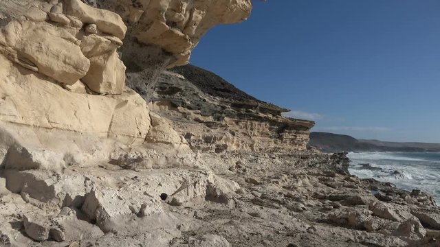Vulkank&uuml;ste und Felsformationen an der Westk&uuml;ste von Fuerteventura, Vulkaninsel, Kanaren, 4K