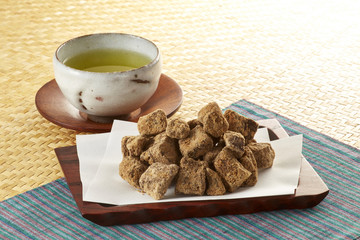 黒砂糖　煎茶(raw brown sugar chunks and green tea)